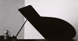 アーノルド・ニューマン 「イゴール・ストラヴィンスキー、作曲家・指揮者」ニューヨーク、1946 年 © 1946 Arnold Newman / Getty Images